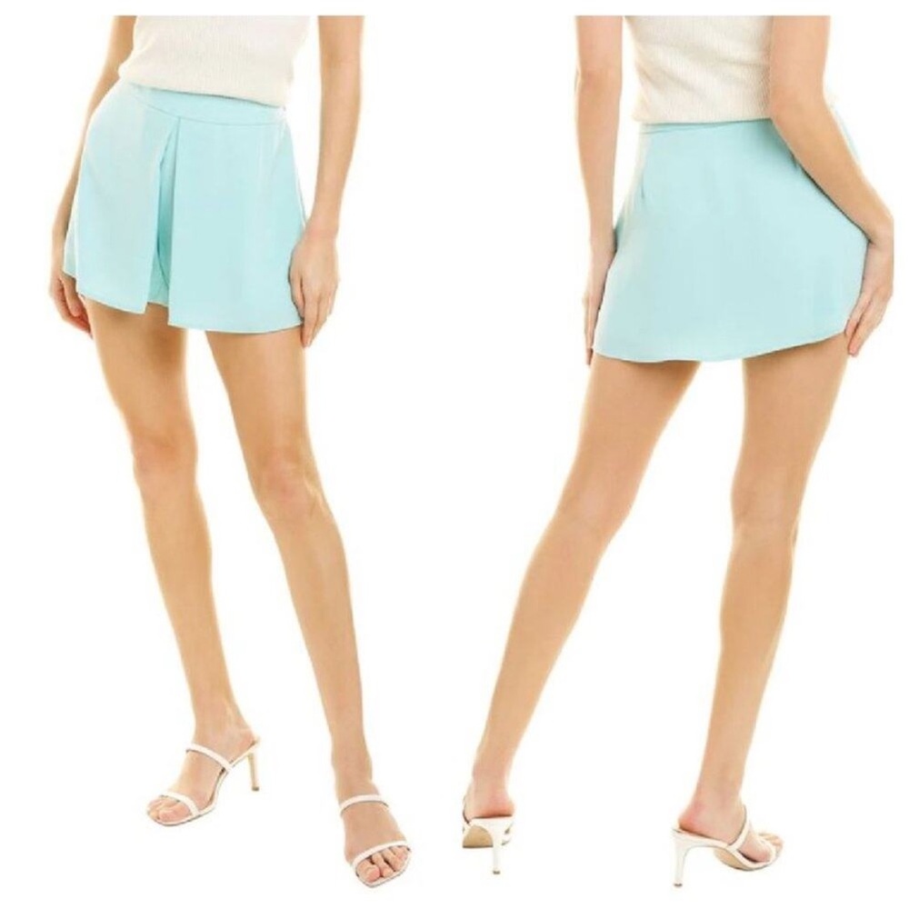 Trina Turk  distinguished skirted skort shorts new size 10 in aqua